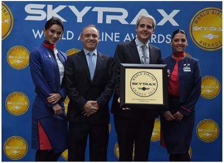 Ana Paula Martins, Tripulante de Cabina; Ramiro Alfonsín, VP Finanzas; Oscar Aguayo, Director de Flota; y Margarita Medina Riveros, Jefe de Servicio a Bordo, reciben el premio en París